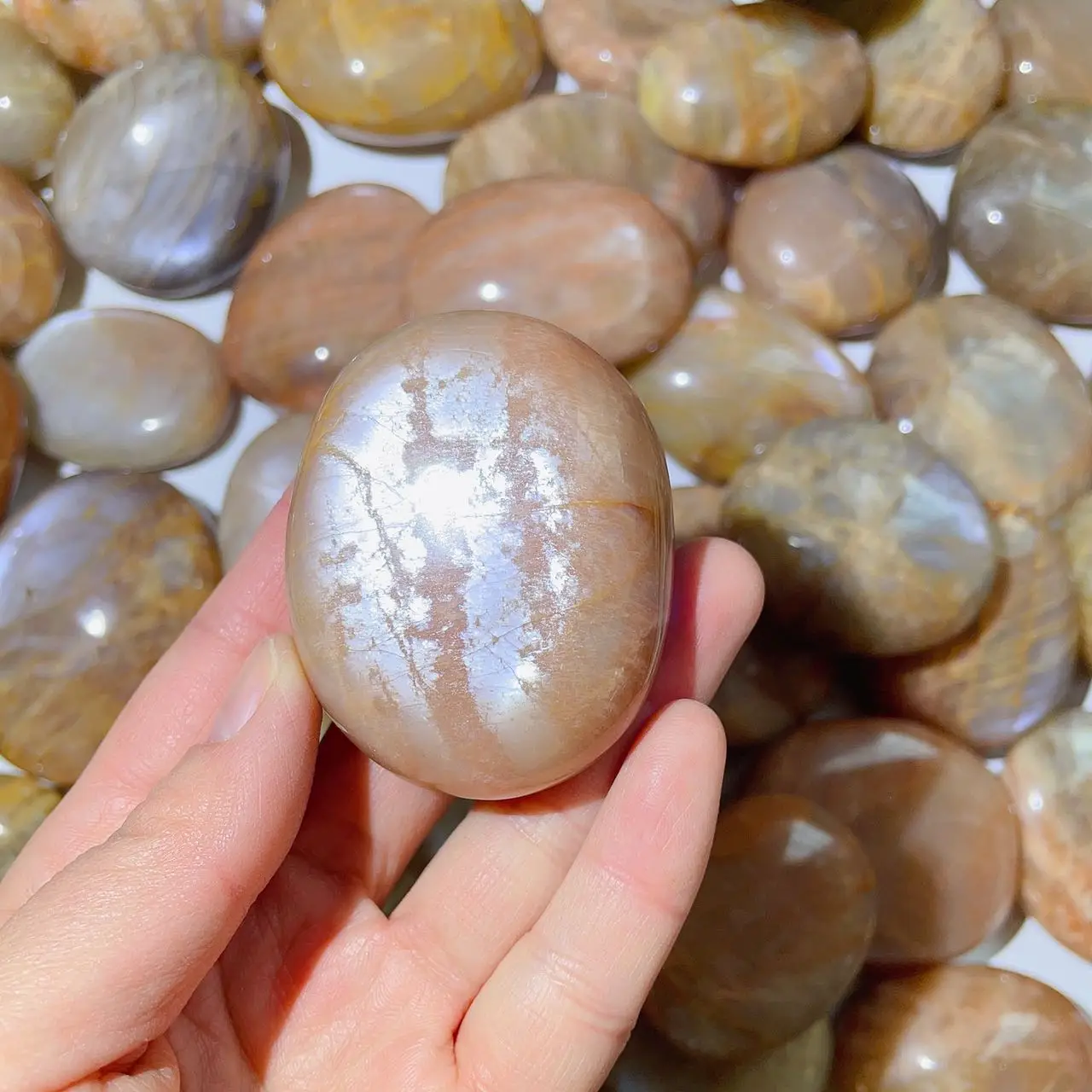 White Moonstone Crystal Flashy 3-5 cm Natural White Moonstone Crystal Tumble Palm Stone for Healing Decoration