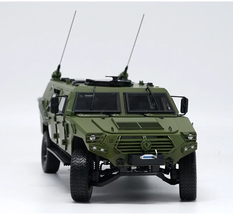 

Zhengfeng 1/18 original factory Diecast Alloy Model vehicles Dongfeng New Warrior 70 anniversary parade for gift and collection