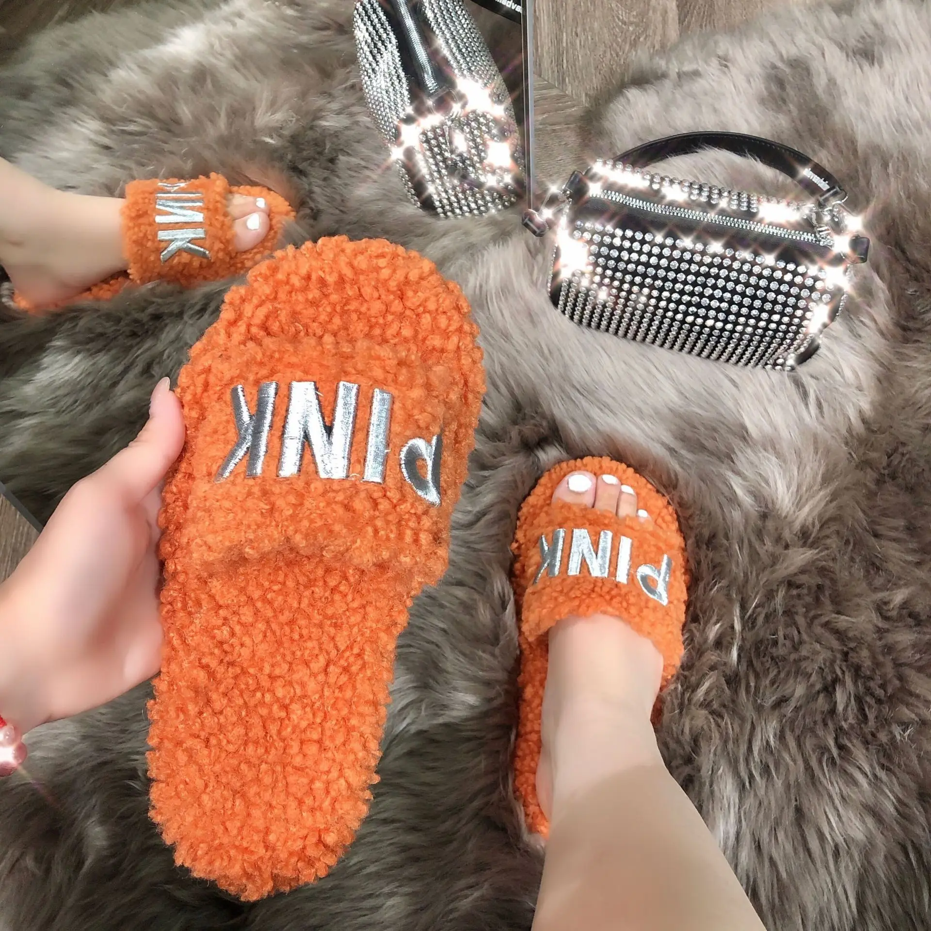 

Wholesale fashion Faux Fur Warm Winter high quality Indoor shoes Women anti slip plush slides home bedroom fuzzy slippers