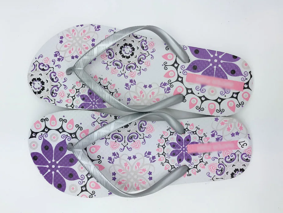 2024 Custom and Wholesale Summer Flip Flops Colorful Women Slipper PVC Upper and Rubber Outsloe Material