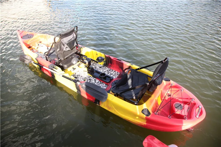 带电动马达的双踏板驱动皮艇