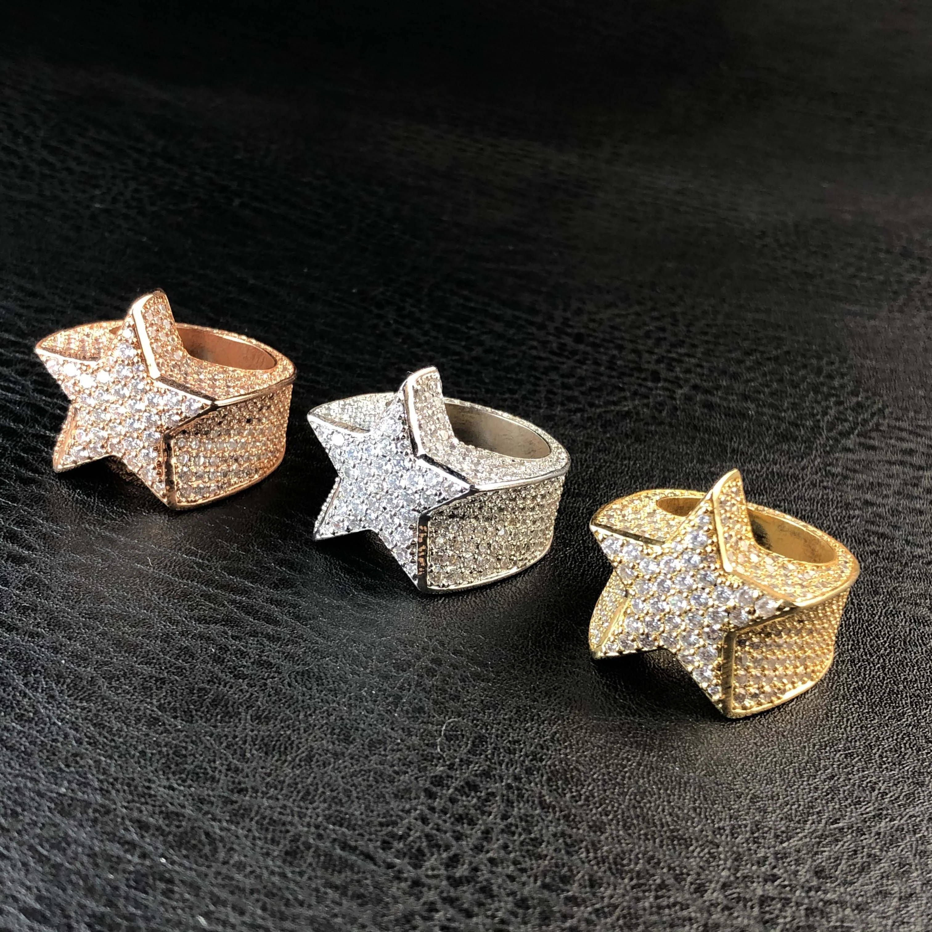 

Five-pointed ring in yellow gold and white gold