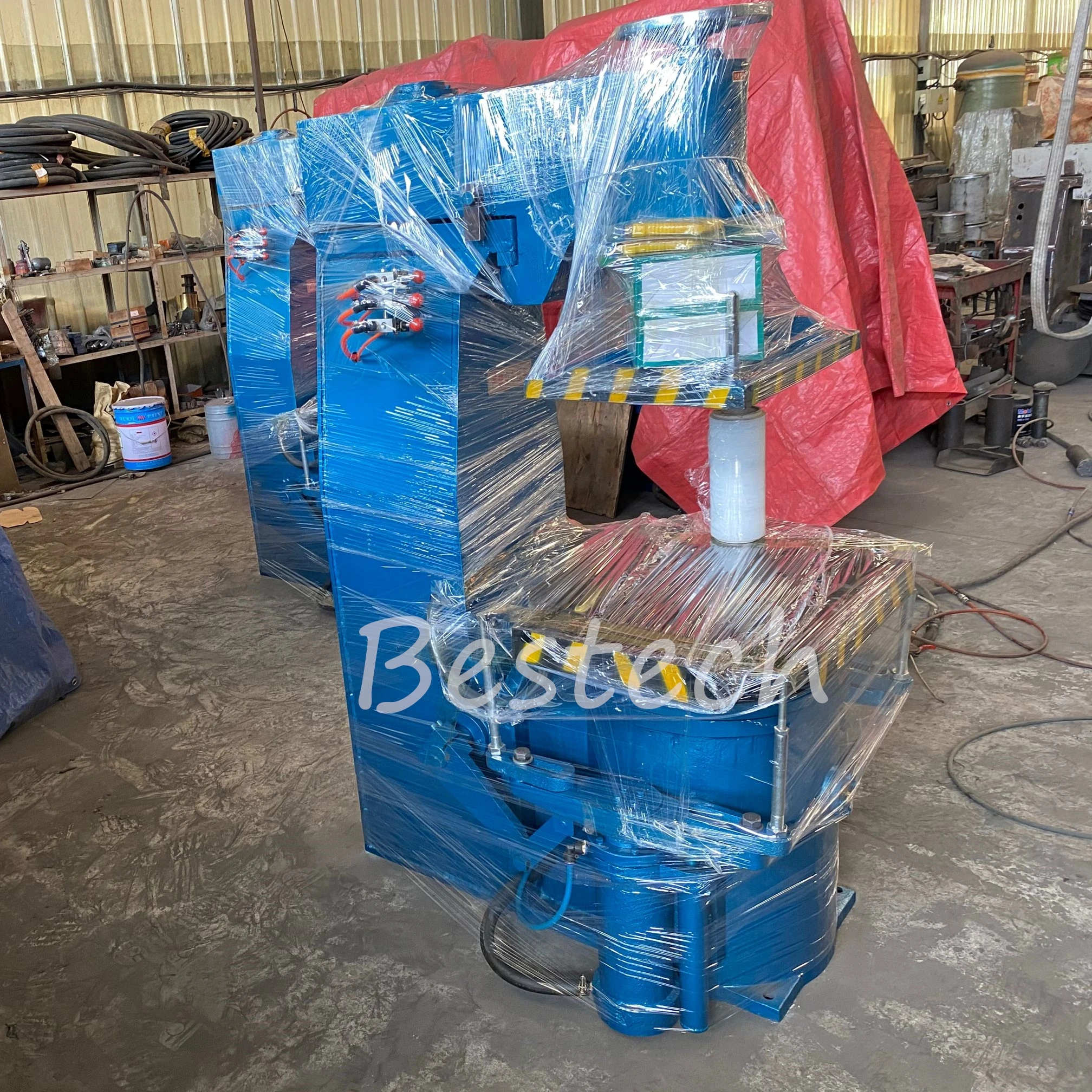 China Manufacturer Metal Casting Sand Molding Machine