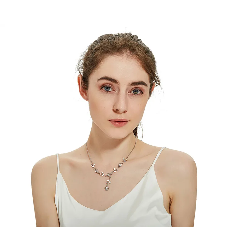 

Factory Trendy Crystal Plum Blossom Necklace Elegant Bling Diamond Plum Shaped Clavicle Chian Necklace