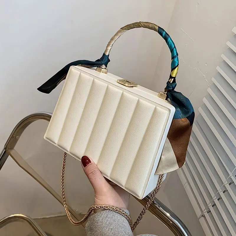 

2021 Factory Wholesale Young lady handbags chain box hand bags popular purses for women