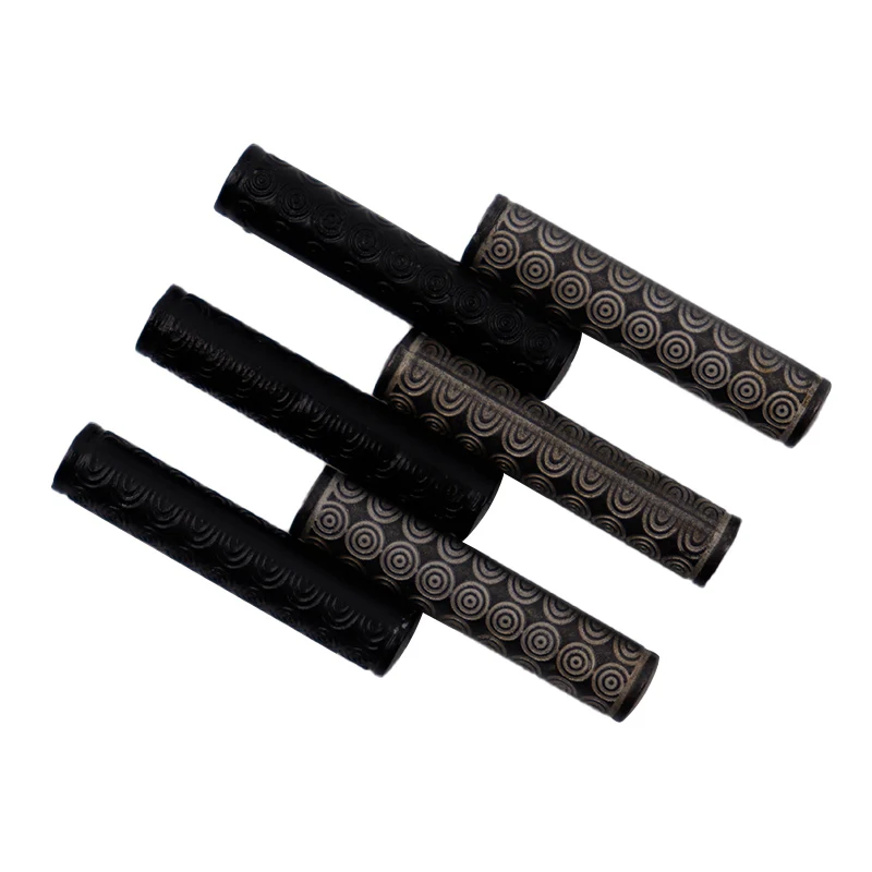 

Weiou High quality Custom Logo Flat pattern metal head Grey and Black Metal Tip Shoelace Lace Head Aglets