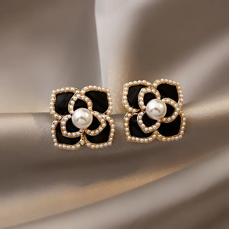 

trendy fashion black pearl stud flower earrings