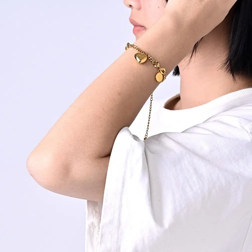 

2021 new arrivals Qings stainless steel 18k gold plating women heart bracelet