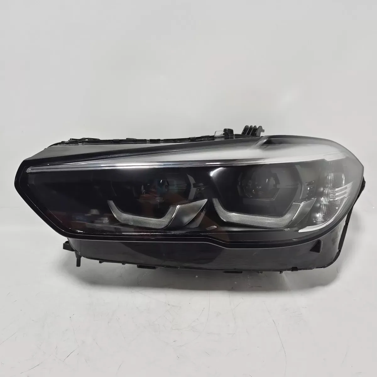 BMW G05 low-spec headlight without the auxiliary cornering-light module