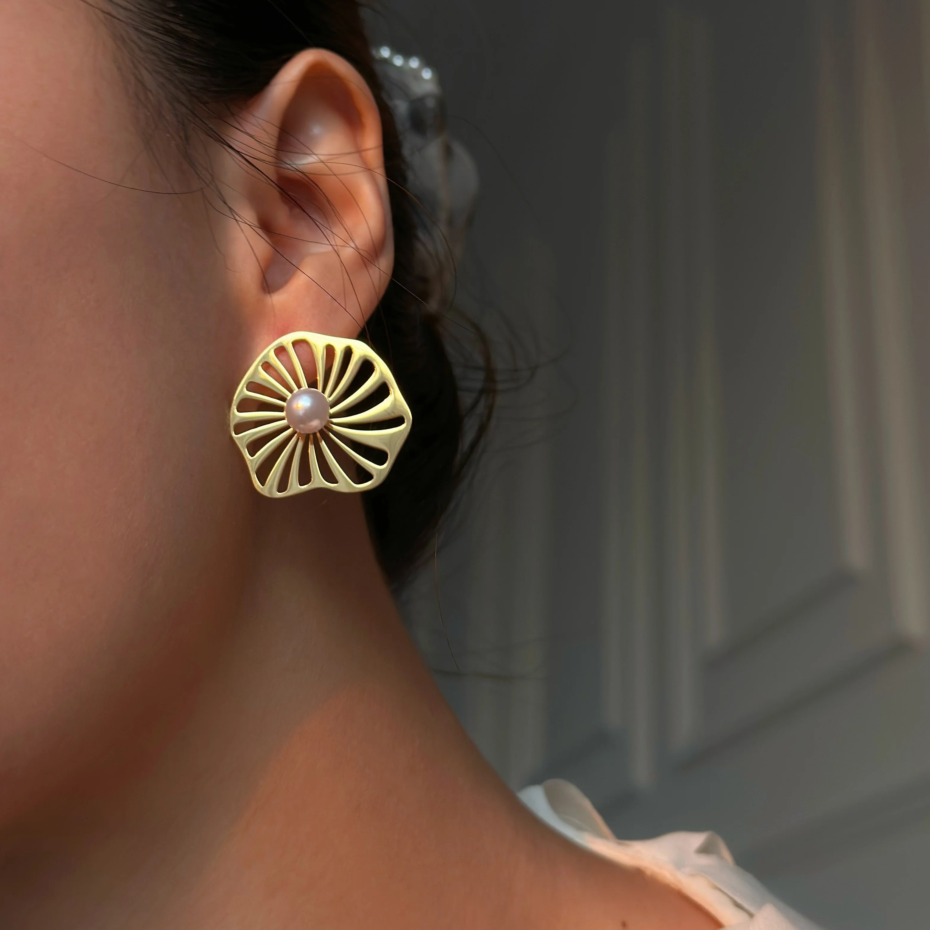 

Dazan Winter 18k Gold Plated Unique Hypoallergenic Stainless Steel Vintage Hollow Out Fashionable Design Natural Pearl Earrings