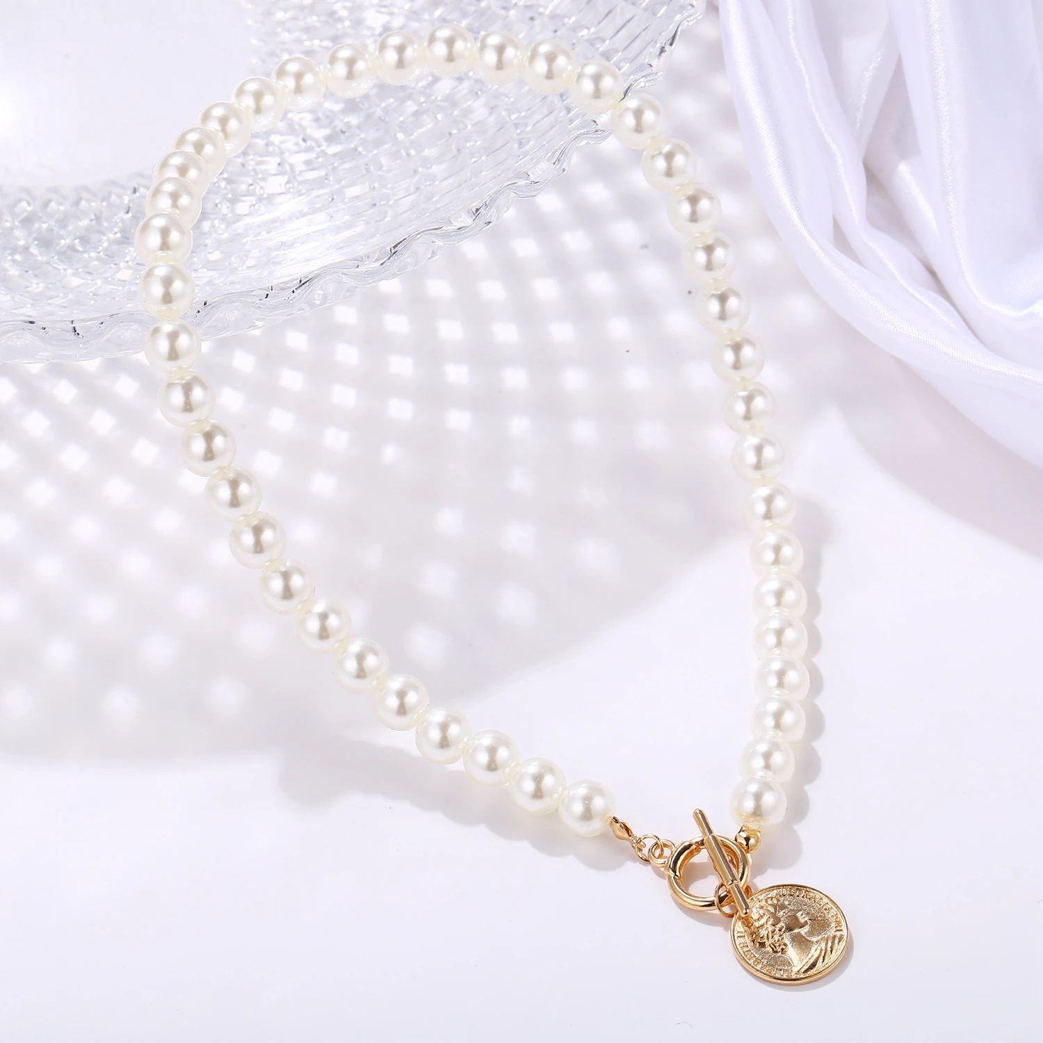 

50709 Elegant Faux Pearl Coin Pendant Necklaces For Women New Trendy Charm Creative Retro Simple Clavicle Chain Choker Necklace
