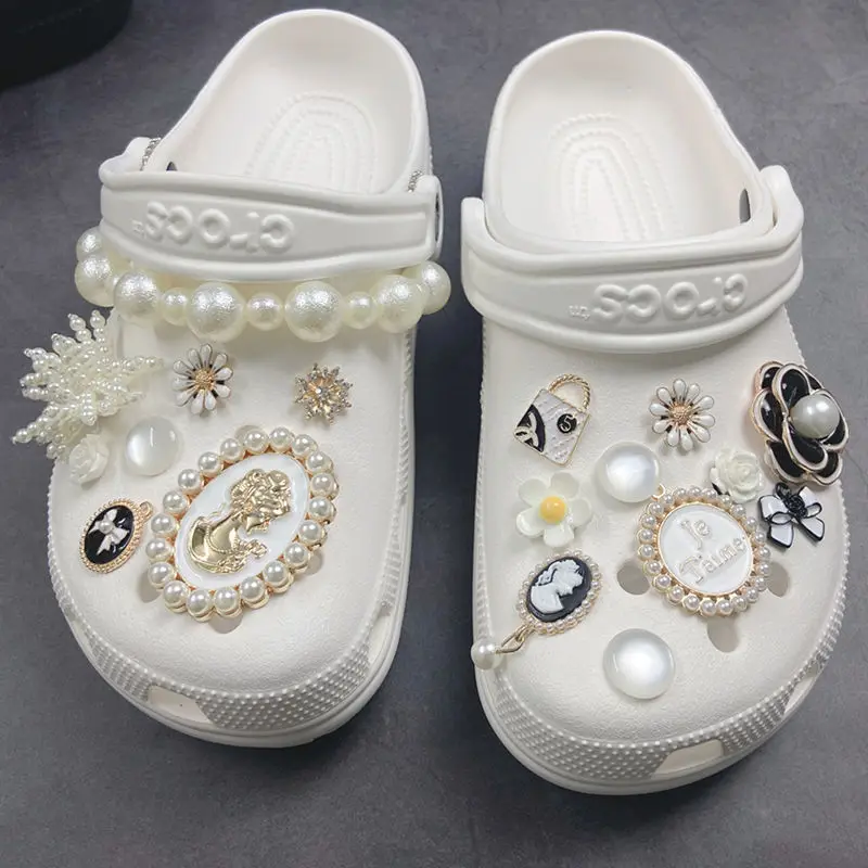 

Luxury Shoes Charms Designer DIY Elegant Flower Charms for Crocs Women Clogs Shoe Decoration Pearl Shoes Chain Bundle for Ladies
