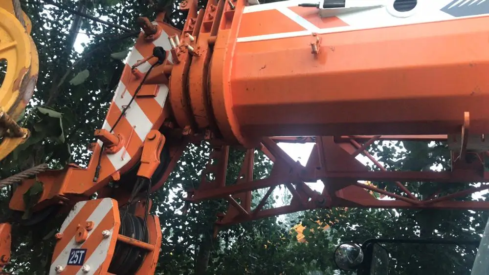 
USED hydraulic crane original chinese ZOOMLION 25TON 