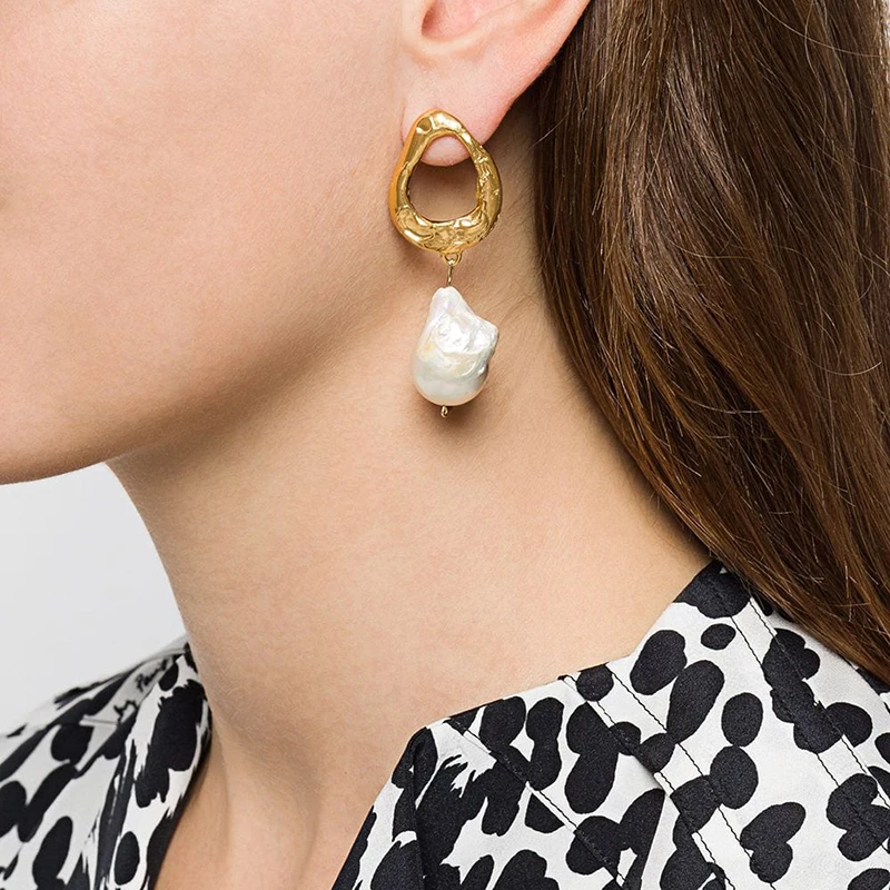 

Geometric exaggeration Pearl Earrings women's simple temperament generous business Earrings 2021, Gold