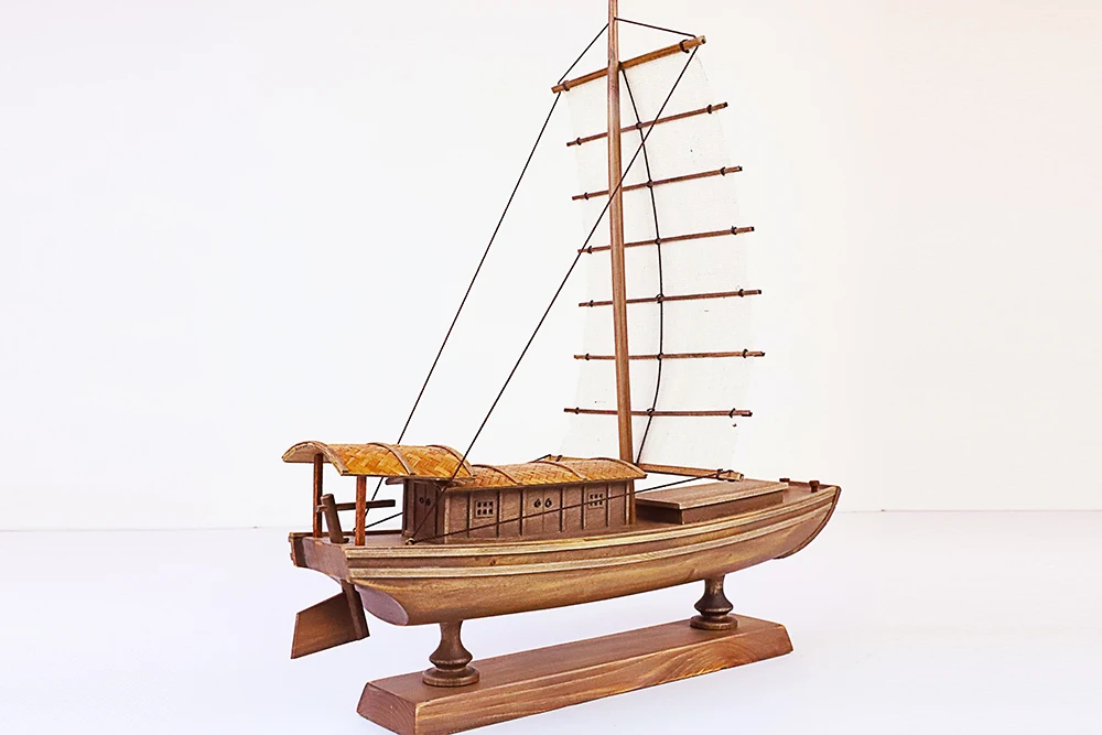 非物质文化遗产继承者制作的中国传统手工木船模型