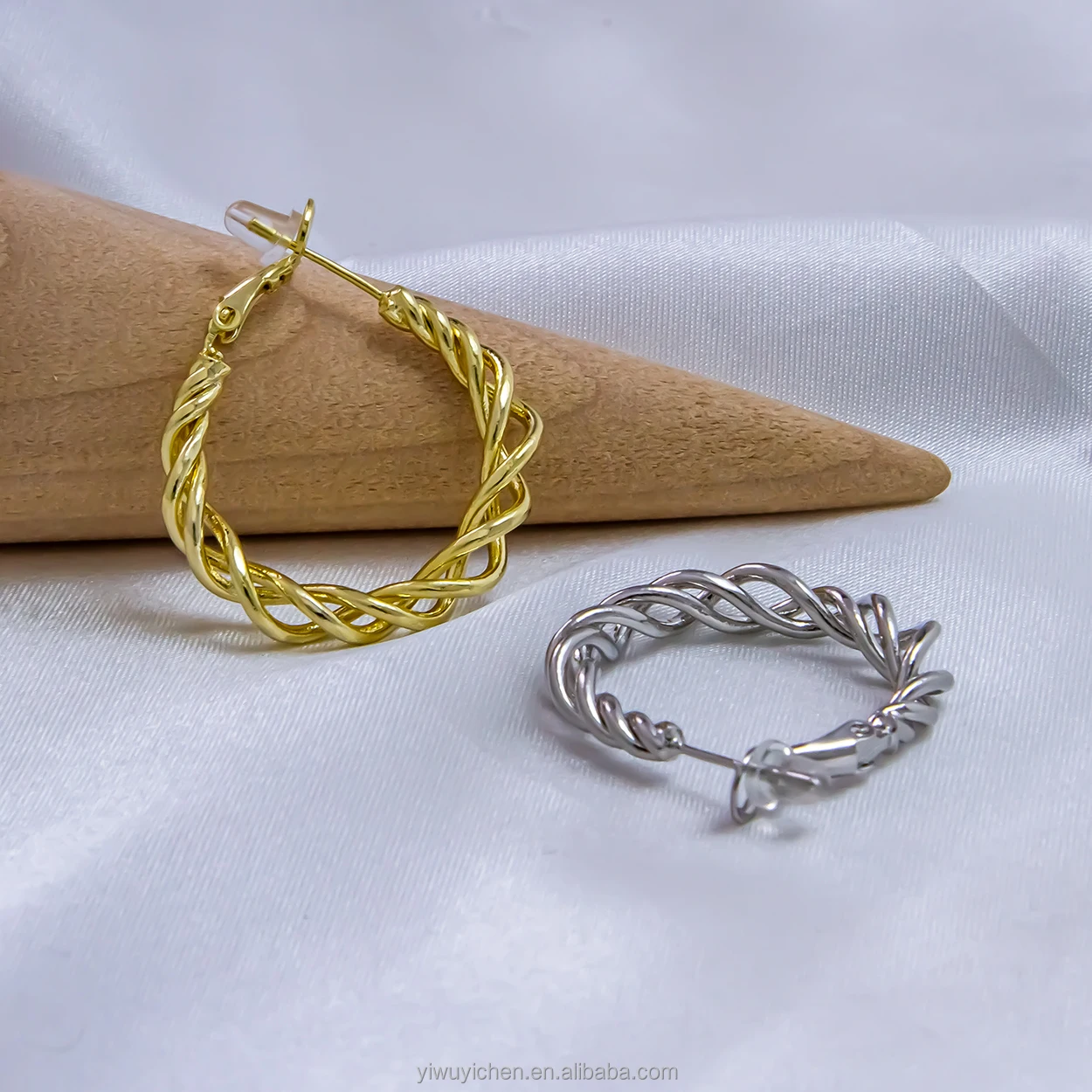 

E8662 Retro Metal 18k Gold Plated Large Huggie Earrings Geometric Twisted Hoop Earrings for Women, Yellow & silver