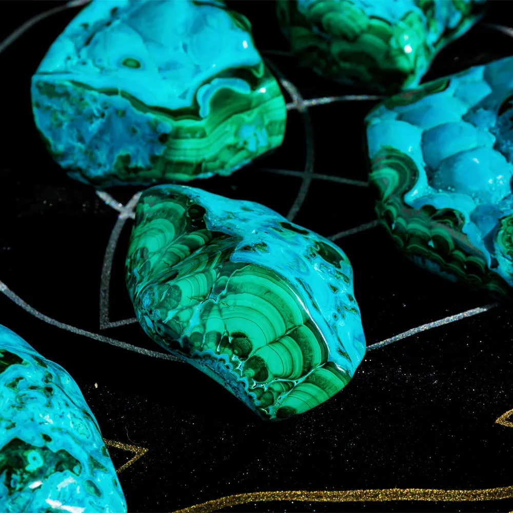 

Natural Crystal Quartz Malachite Chrysocolla Free Form Polish Stones Healing For Fengshui Decoration