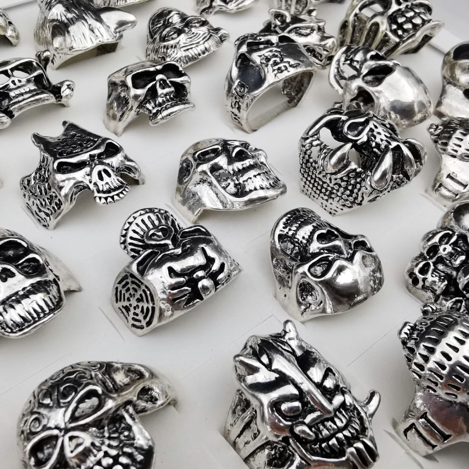

PUSHI Hot Best Selling Skull Head Alloy Ring Boy Man Exaggerated Ring Mix Bulk New Delivery Jewelry Finger Black Fashion CN;FUJ