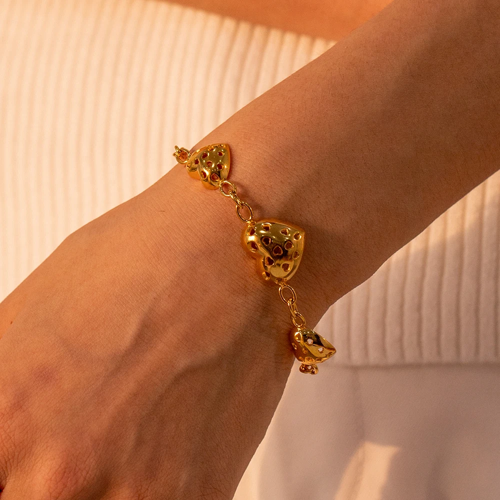 

Hollow Big Heart Bracelet 18k PVD Gold Plated Stainless Steel Love Chunky Bracelet For Woman Gift Jewelry