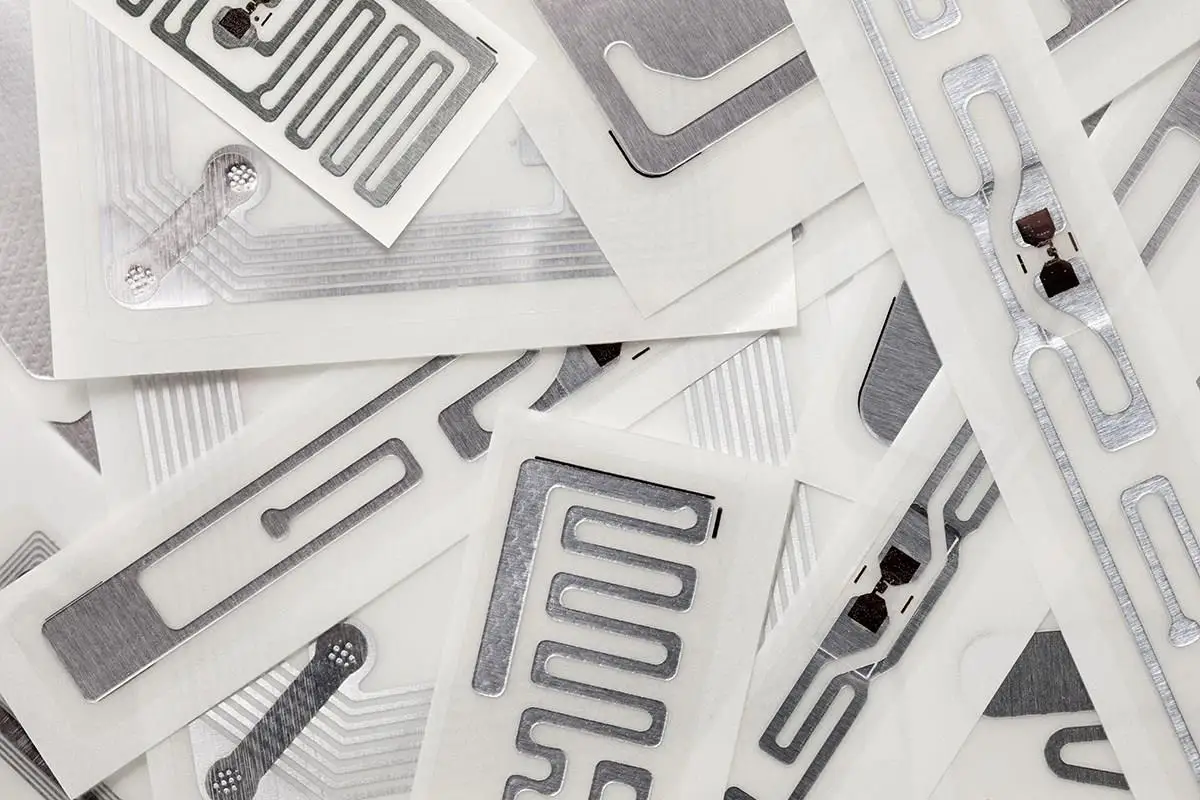 радиочастотная метка на товаре. пассивные метки. Rfid метки на металл. пассивные метки. Rfid-метки — микрочипы.