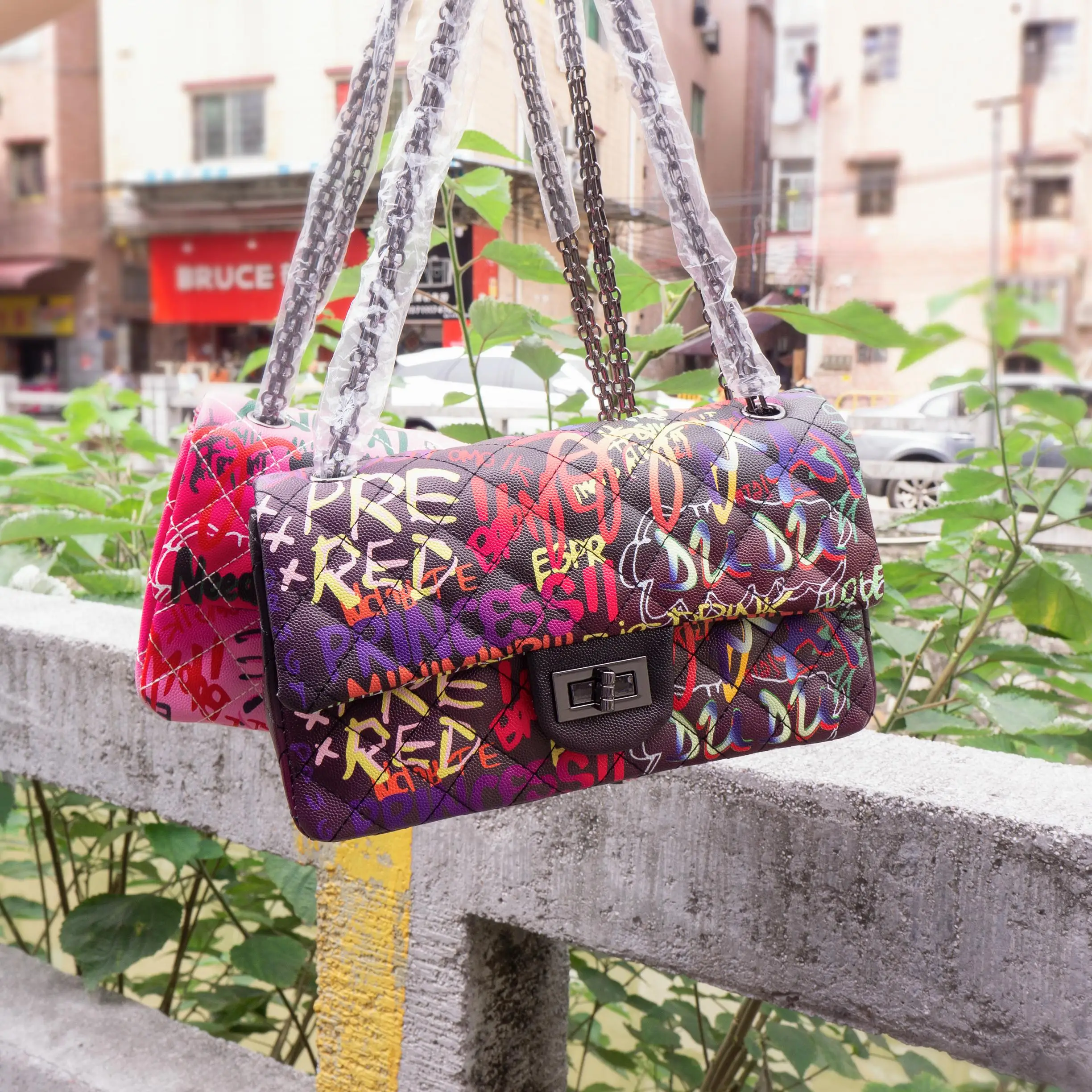 

Graffiti bags 2021 trendy designer handbags famous brands chain purses graffiti printed shoulder bags wholesale graffiti handbag, Picture color