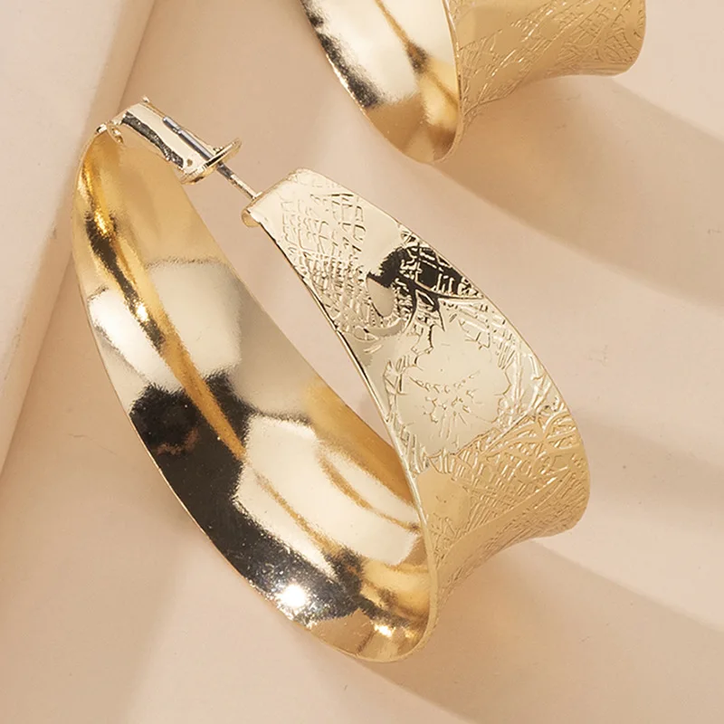 

2020 European Metal Wide Hoop Earrings Chic Gold Carved Earrings, As picture