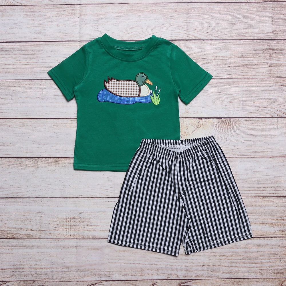 

2022 hot Boys Clothing Set Duck solid green top black checked shorts Pattern Cute Baby Boy Summer Outfits, Picture shows