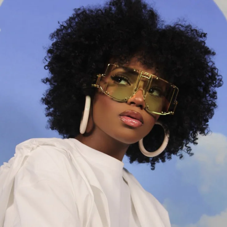 

Metal Frame Hollow Design 2020 Fashion Sunglasses Popular Eyewear With Rivet Design Oversized Sunglasses women