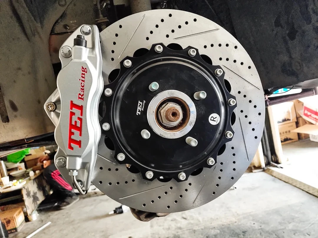 скоба 6 поршневого суппорта брембо. мерседес w202 с большими суппортами. тормозные диски opel astra h. большие суппорта. тормозные суппорта range rover sport 5.