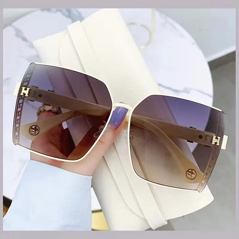 

New Fashion Trendy Ladies Sunglasses China Classic Sunglasses for Women