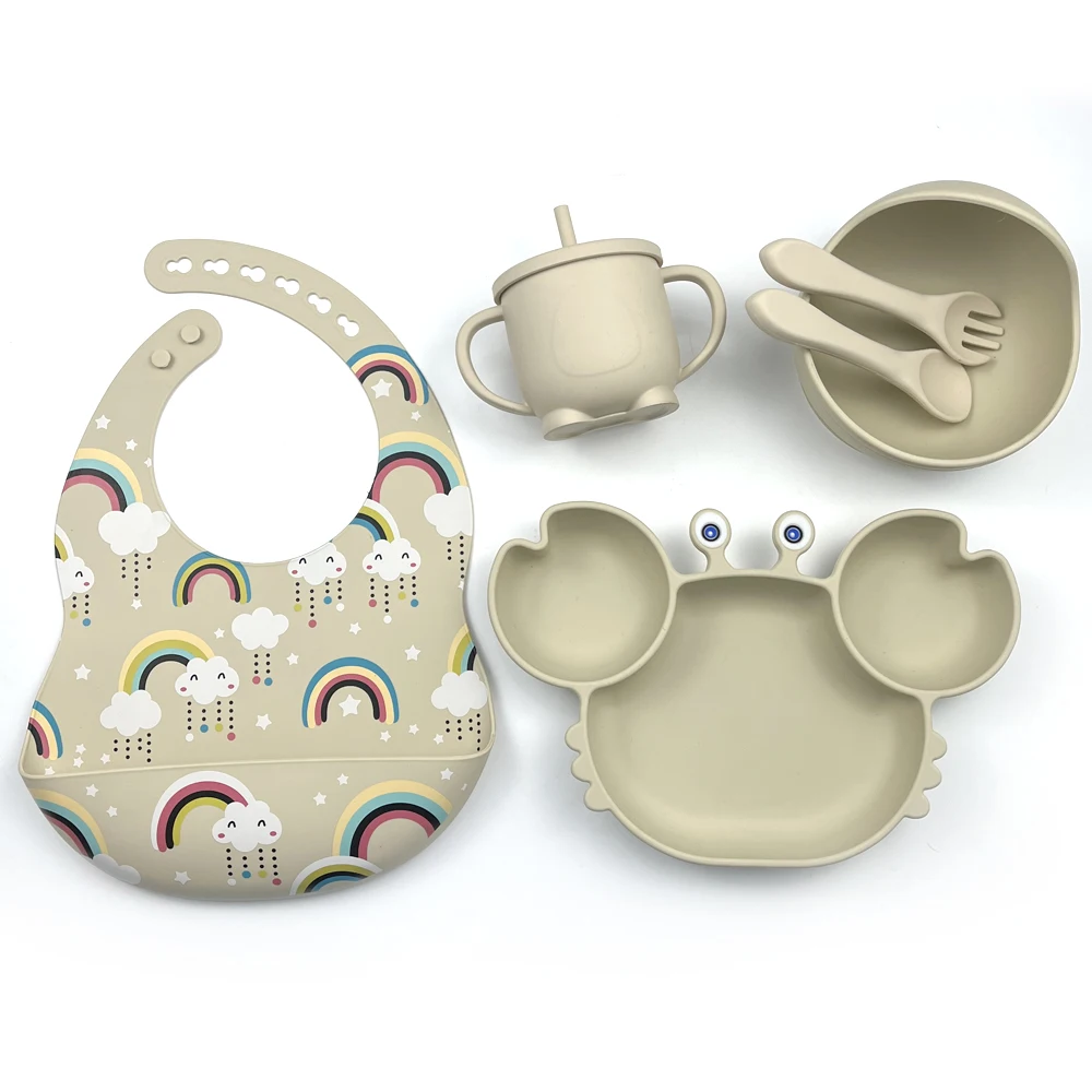 

RTS Baby Tableware Bebe Silicone Feeding Set Suction Plate With Lid Printed Design Babero Bib And Spoon Fork Set
