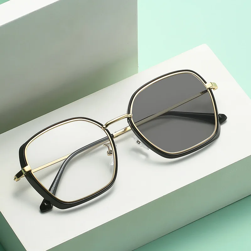 

Fashion Metal Retro Anti Blue Light Glasses Polygonal Flat Glasses Light Sensitive Color Changing Glasses