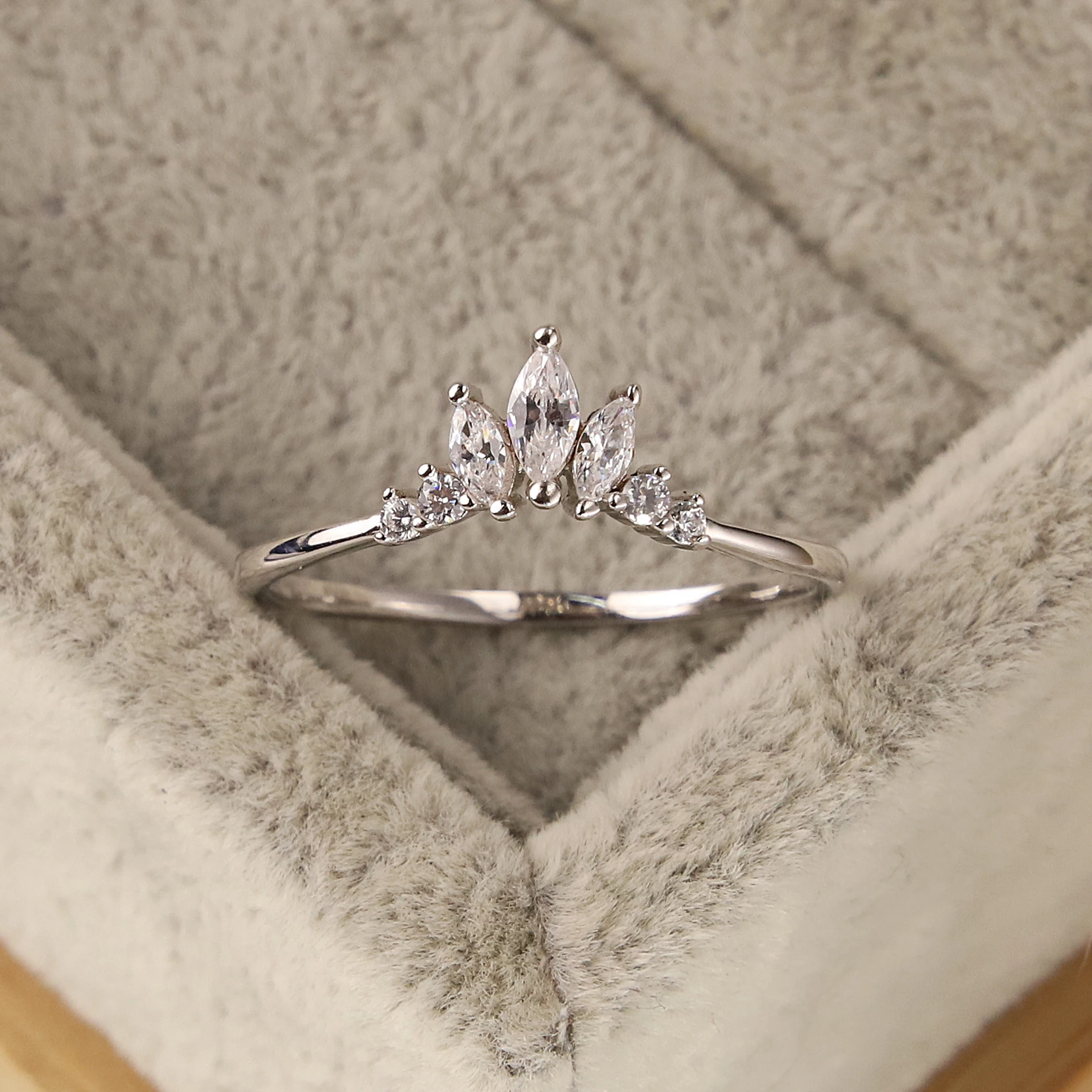 

Hot selling fashion 925 pure silver simple Ring Platinum zircon water drop corolla Crystal Ladies jewelry Ladies Gift
