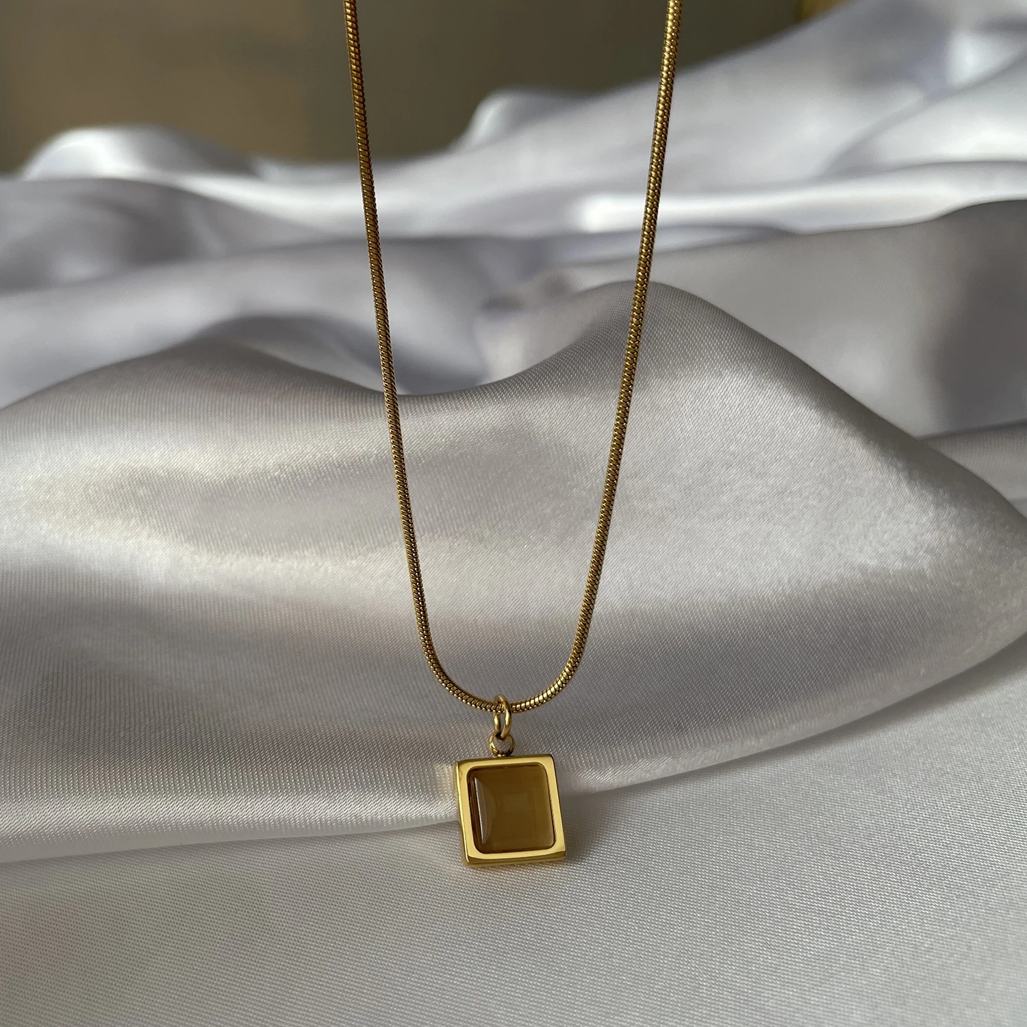 

High End 18K Gold Plated Square Moonstone Pendant Necklace Stainless Steel Non Tarnish Jewelry Wholesale For Women