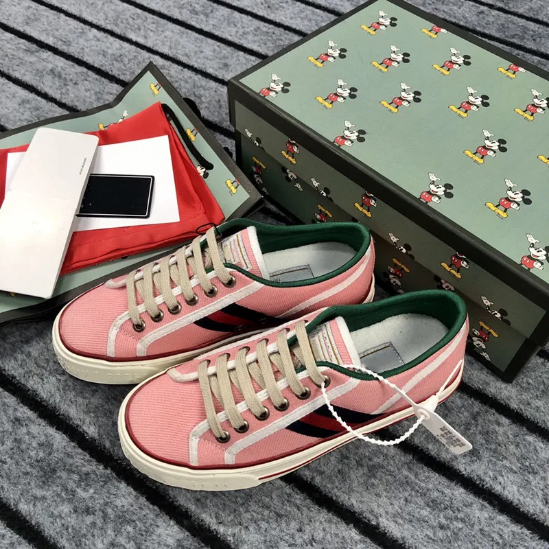 

Romantic French couple sports canvas shoes suitable for High heels and flat Louisii vuittonss shoes.