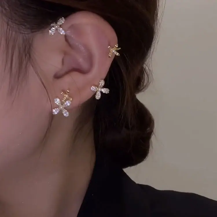

Tiktok Fashion Flower Ear Cuff Earrings Zircon Pearl Ear Cuffs for Non Pierced Ears for Girls, Gold silver