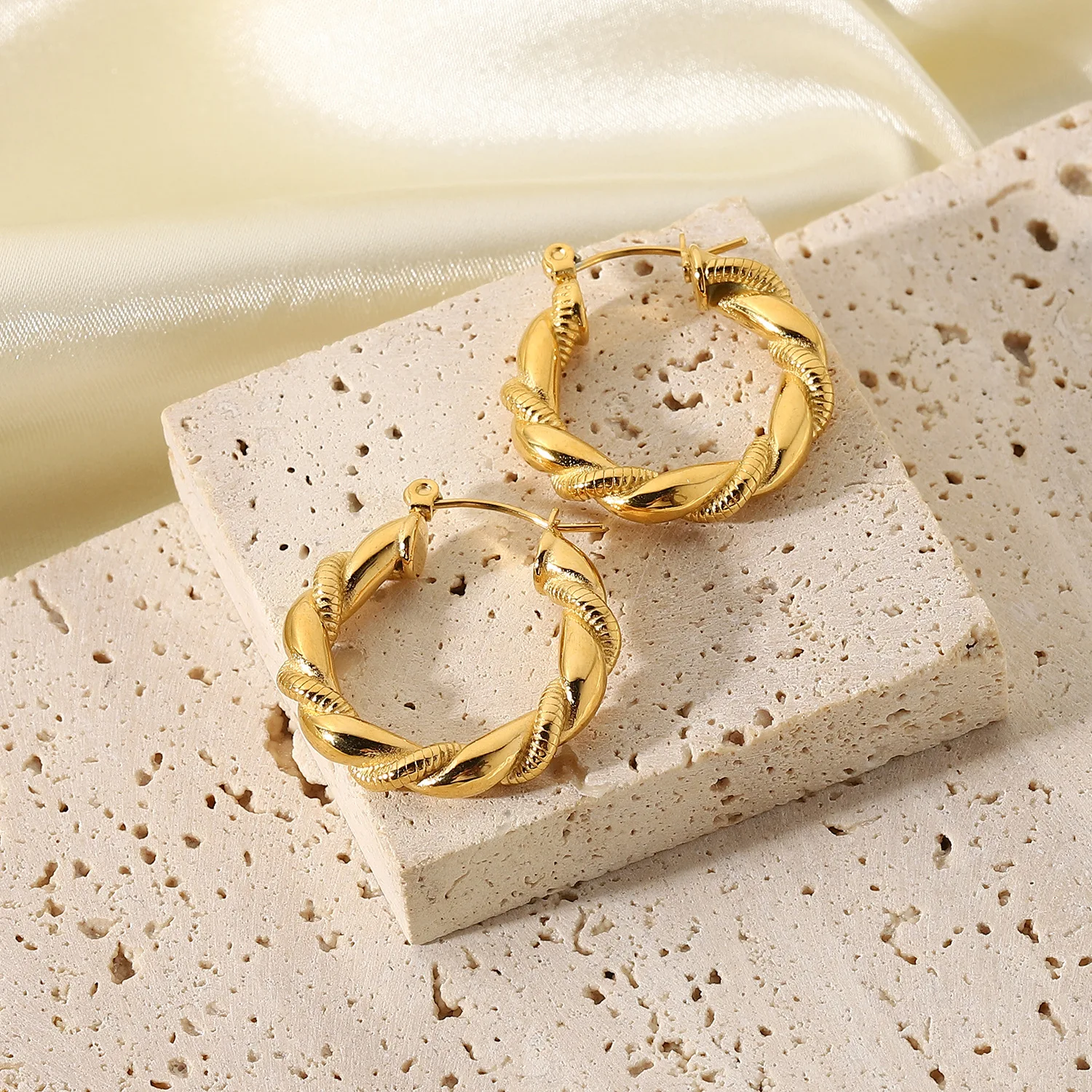 

Popular 18K gold-plated stainless steel bread pattern double strand fried dough twist loop fine 925 earring 2022