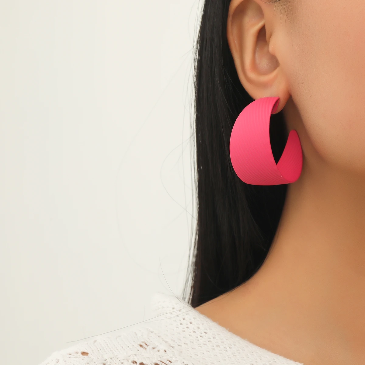 

Curved Chunky Acrylic Resin Large C-Shaped Earrings Exaggerated Rose Red Large Round Hoop Stud Earrings