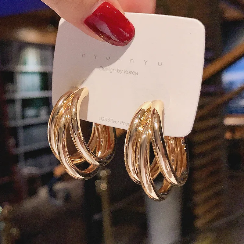

2021 latest Korean style hoop earrings hollow gold-plated jewelry modern earrings, Picture shows