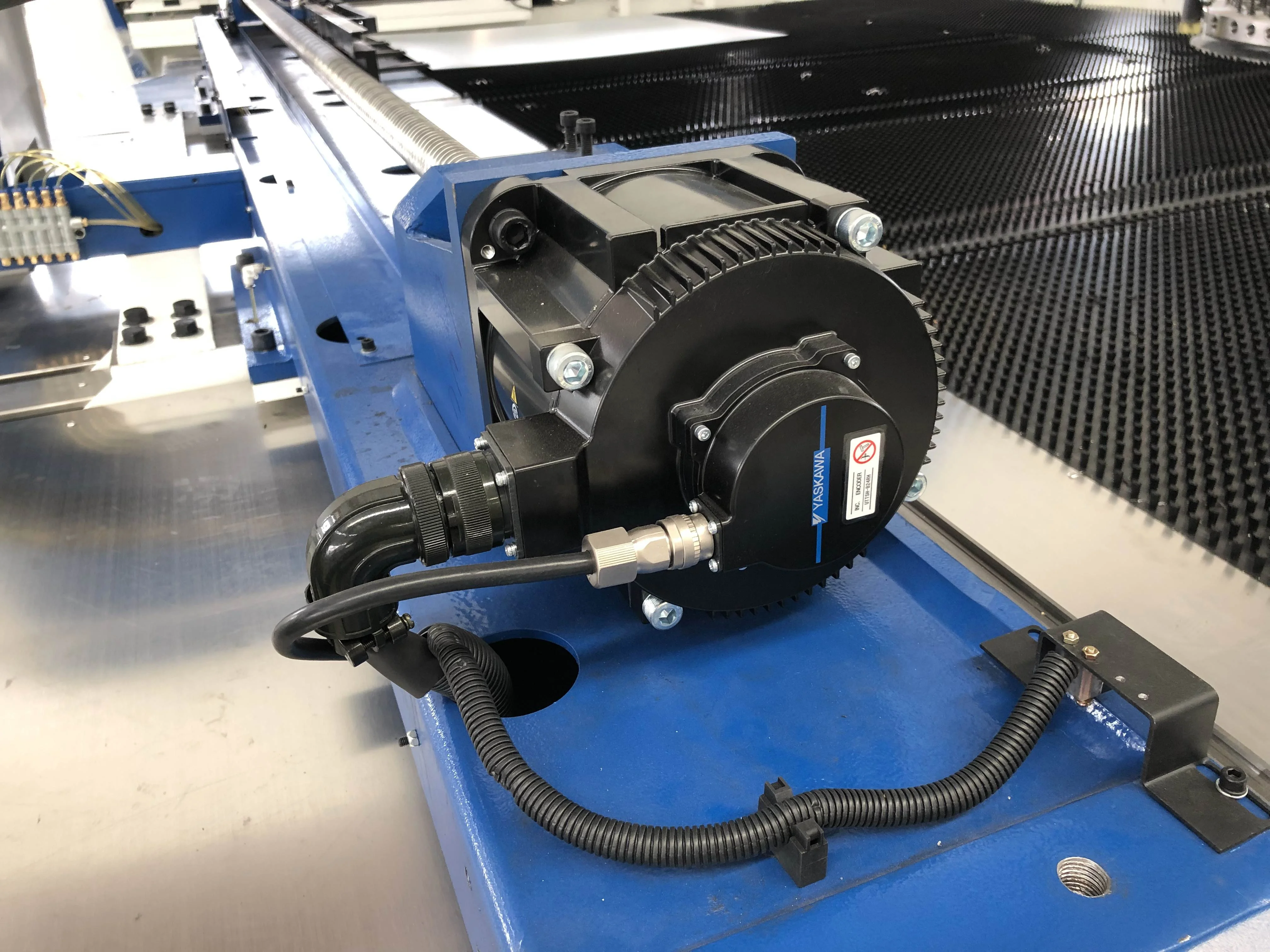 
CNC Turret Punching Press Machinery Used for Metal Sheet 