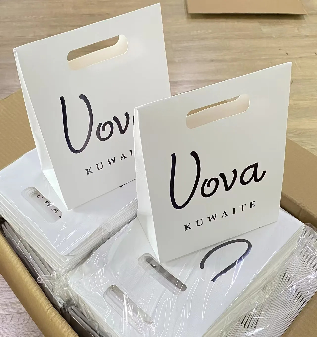 2025 Luxury Gift Packaging Christmas Kraft Shopping Tote Fashion Paper Bags China Factory Custom Logo Printing Black Paper Bag