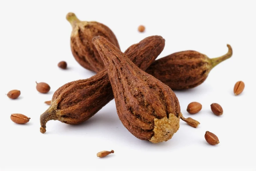 Indischer Gewürzmarkt mit verschiedenen Nelkensorten