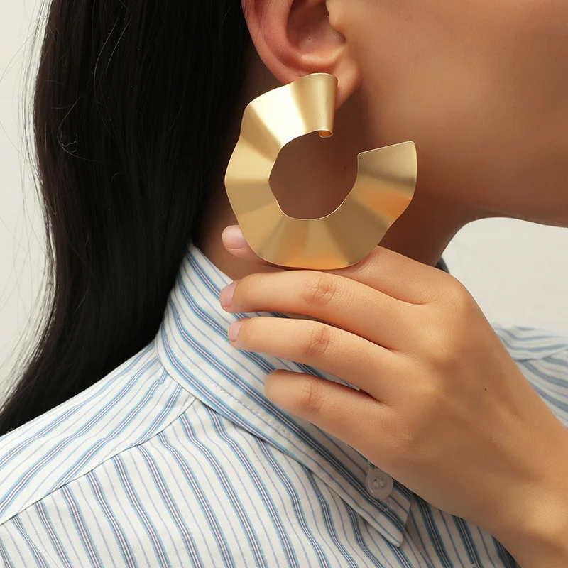 

Personality temperament wild exaggerated golden texture irregular circle earrings niche design sense pleated earrings