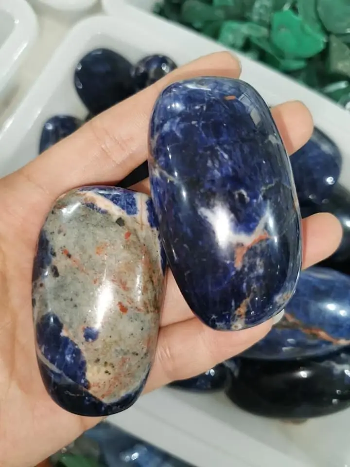 便宜的价格天然抛光蓝色方钠石宝石翻滚的棕榈石