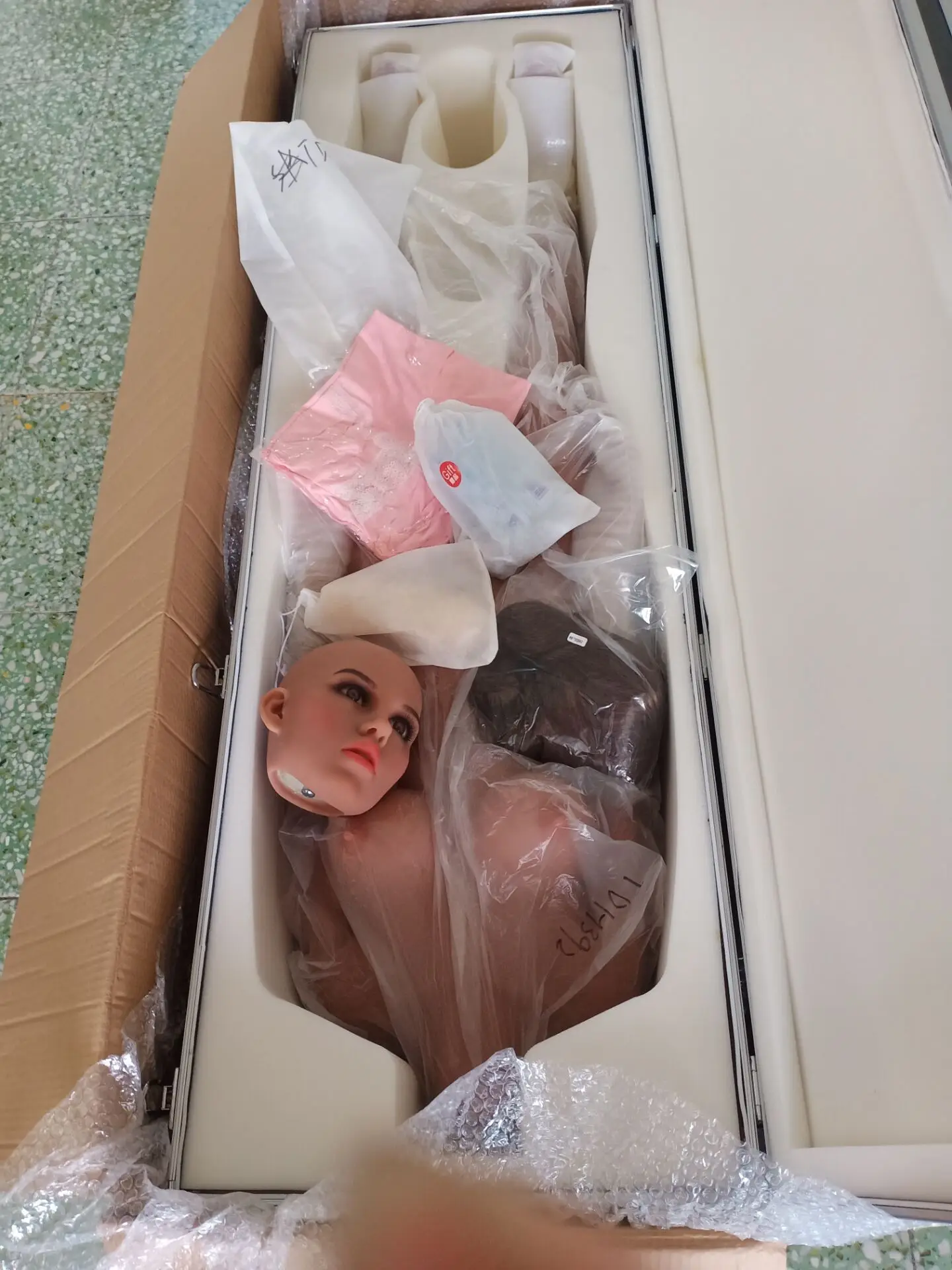 真正现实的年轻中国性硅胶性玩偶老女人玩具店