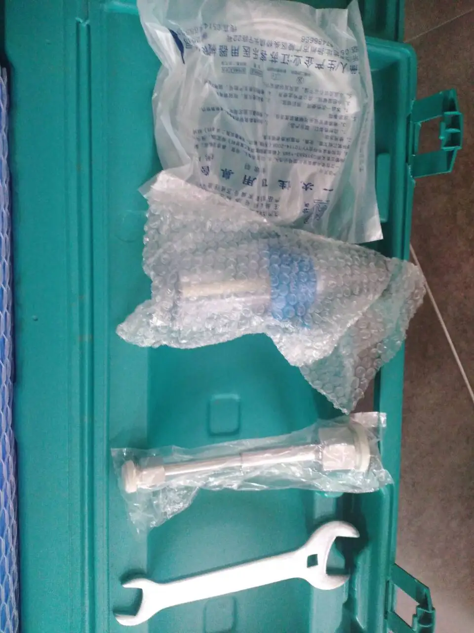detail OXYGEN CYLINDER.jpg