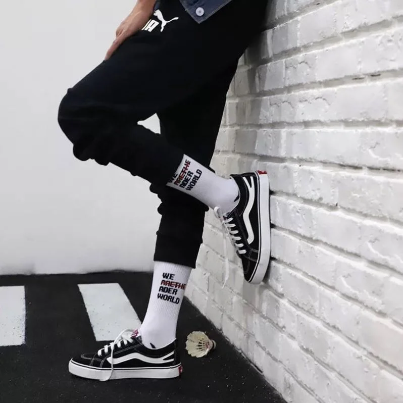 

2021 Wholesale custom street hip-hop men fashion sock, According to customer