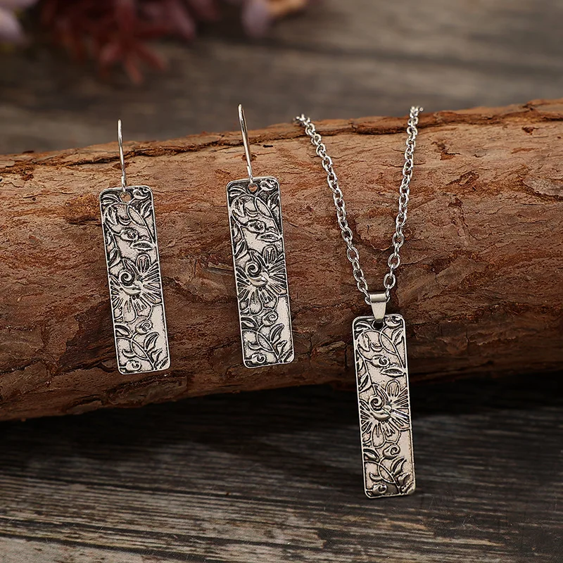 

2023 New Square Bar Flower Carved Necklace Earring Set For Western Earrings
