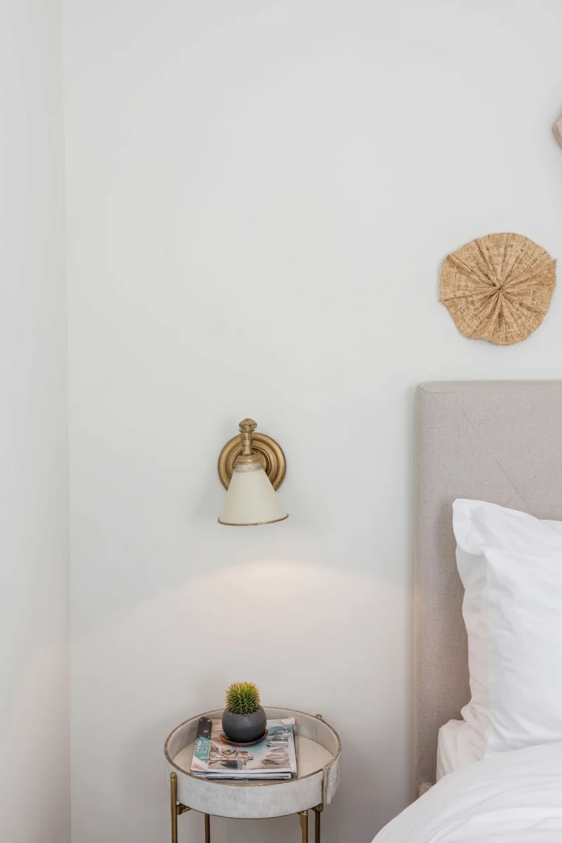 Dimmable wall sconce with remote control