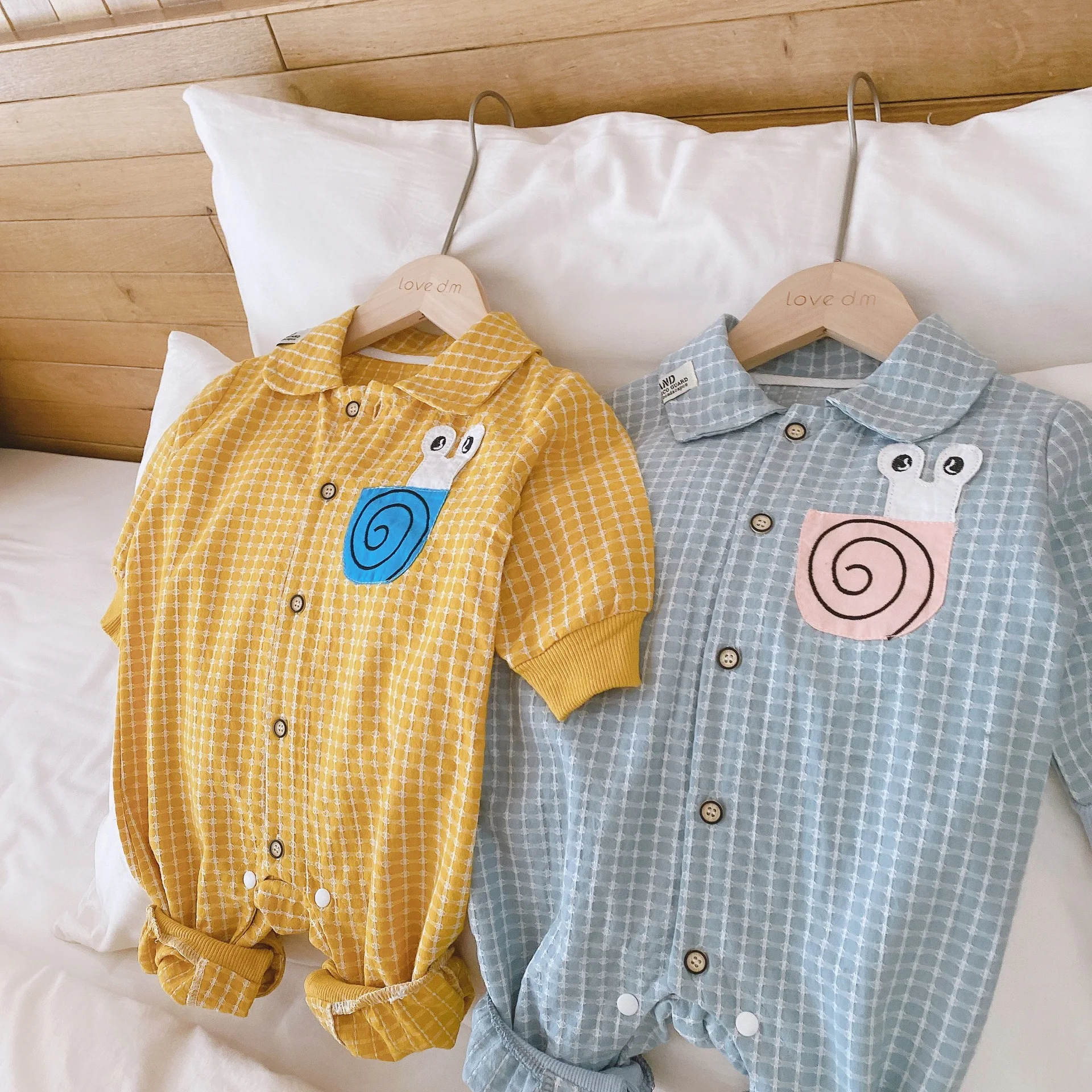 

rts 0-3 years old snail baby romper 2020 autumn clothes Korean patch Western style plaid one-piece